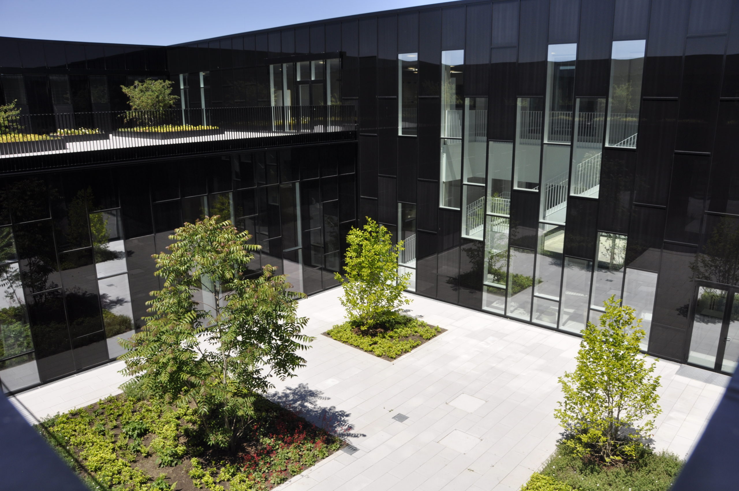 Blick in den Innenhof des neuen Institutionsgebäude im Augsburger Innovationspark