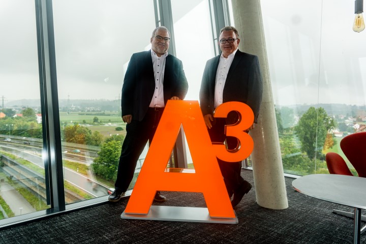 Andreas Thiel und Stephan Deurer bei der Übergabe des A³