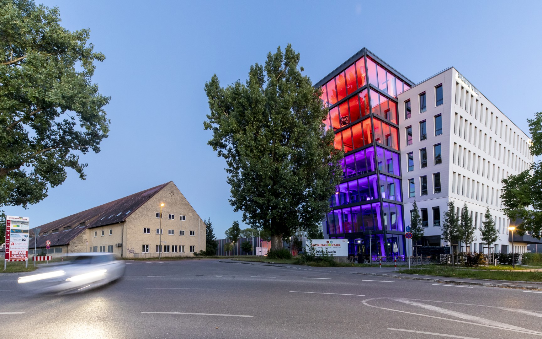 ECO Office GmbH &amp; Co. KG: Sheridan Tower illuminert in Rot/Lila