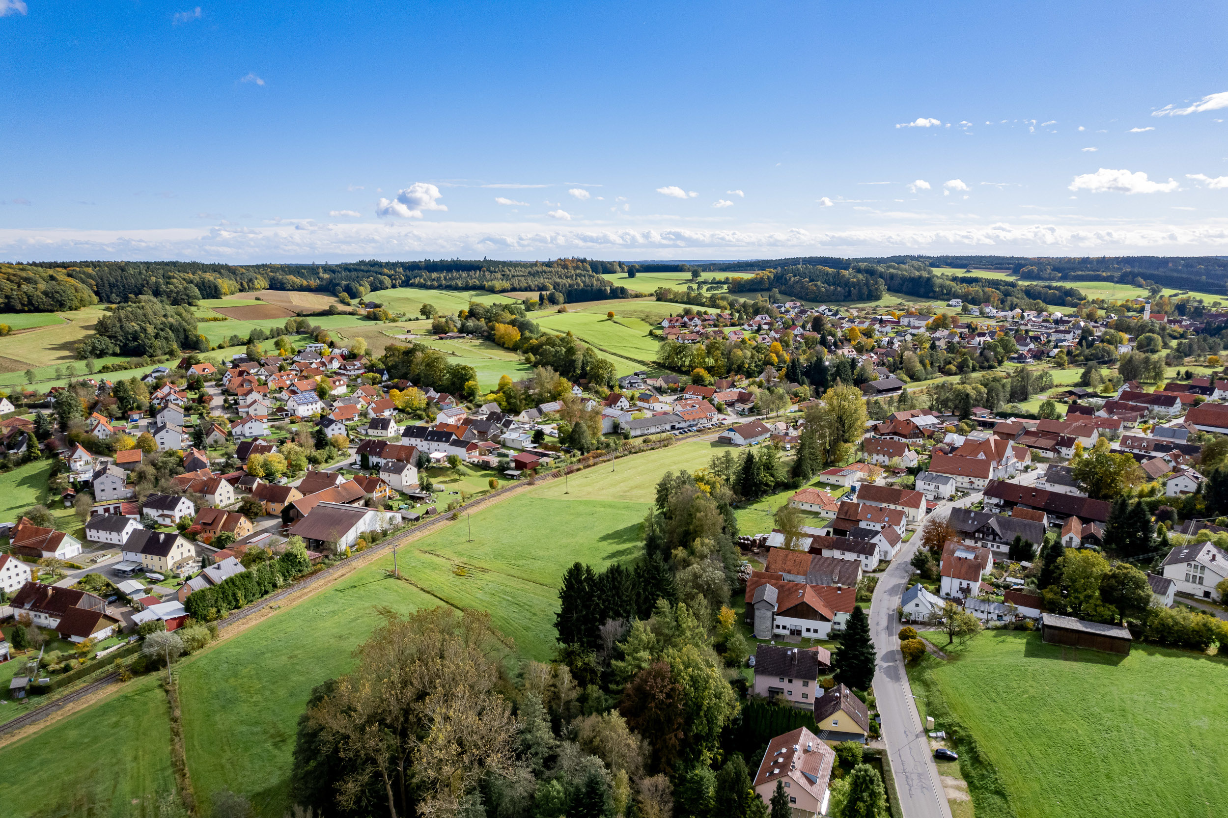 Luftaufnahme der Gemeinde Langenneufnach im Landkreis Augsburg