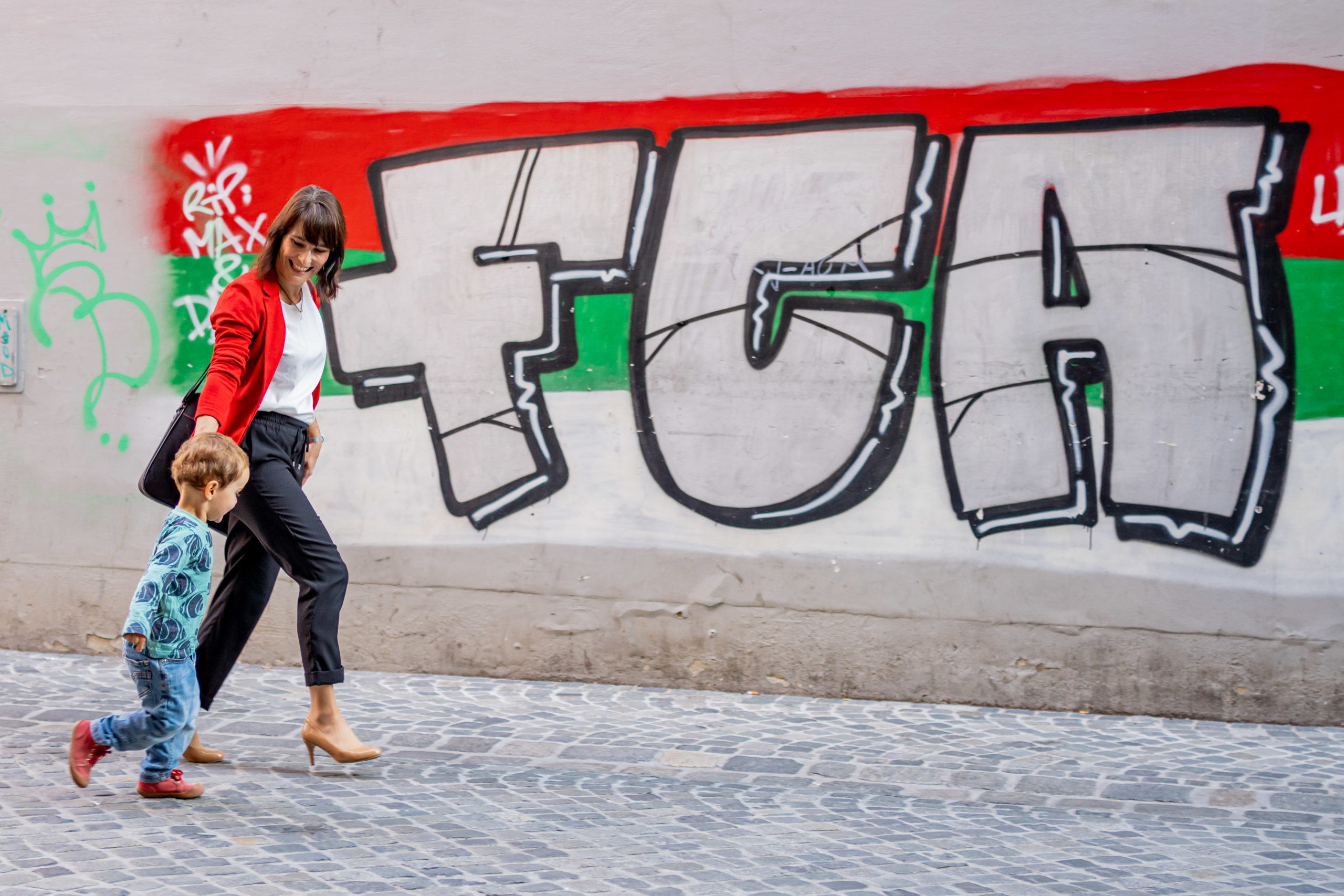 Spaziergehende vor FCA Graffiti in der Innenstadt Augsburg