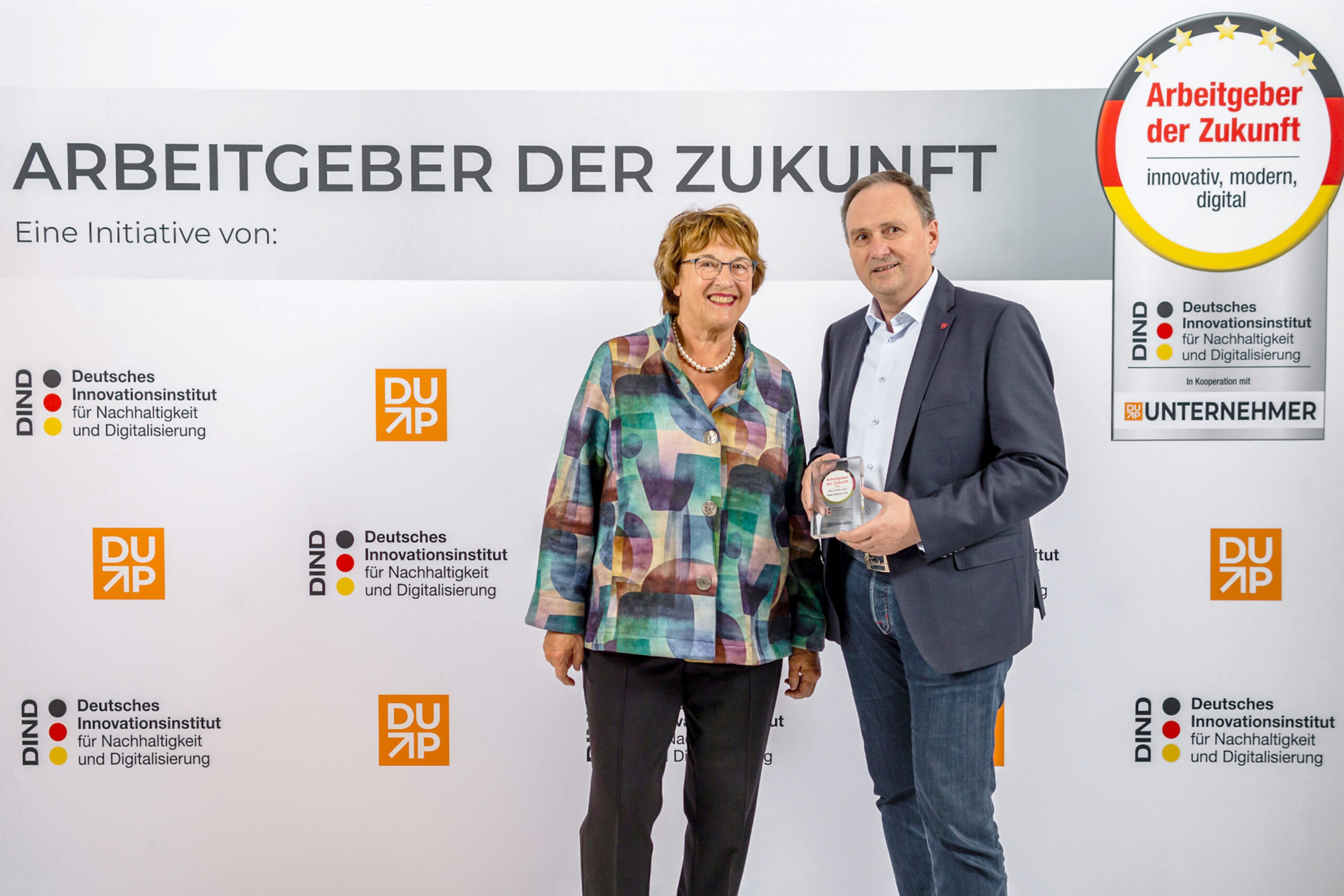 Brigitte Zypries, Schirmherrin und Bundeswirtschaftsministerin a. D., übergibt die Auszeichnung „Arbeitgeber der Zukunft“ an sedak-Geschäftsführer Bernhard Veh