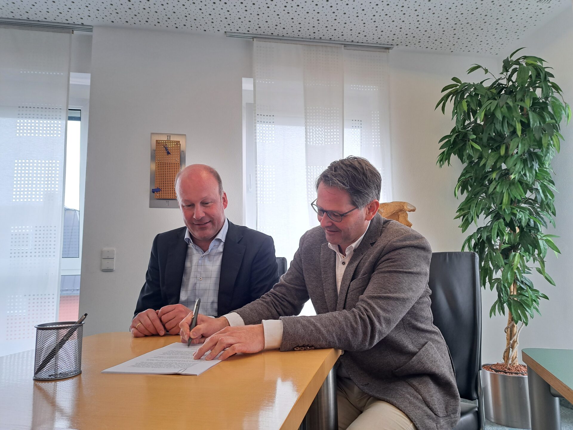 Landrat Martin Sailer (links) und Langerringens Bürgermeister Marcus Knoll bei der Unterzeichnung des Notarvertrags.