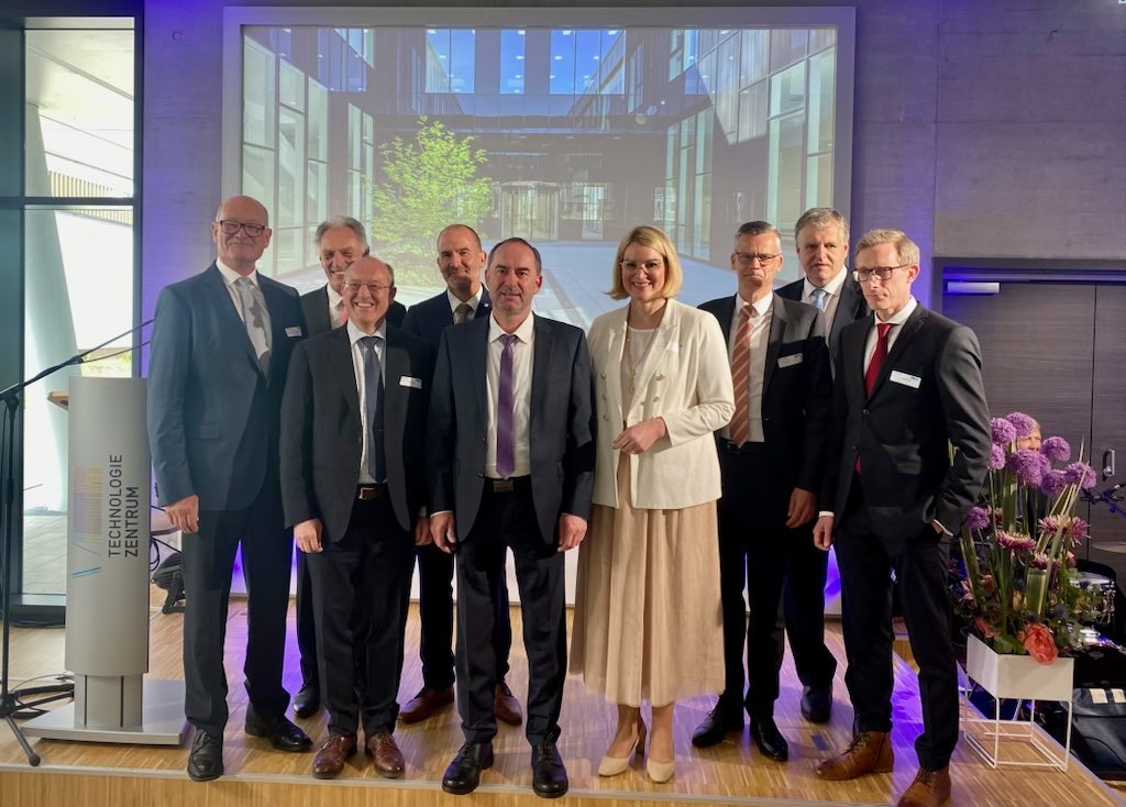 Bayerns Wirtschaftsminister Hubert Aiwanger mit Oberbürgermeisterin Eva Weber bei der Einweihung des neuen Fraunhofer-IGCV-Gebäudes in Augsburg