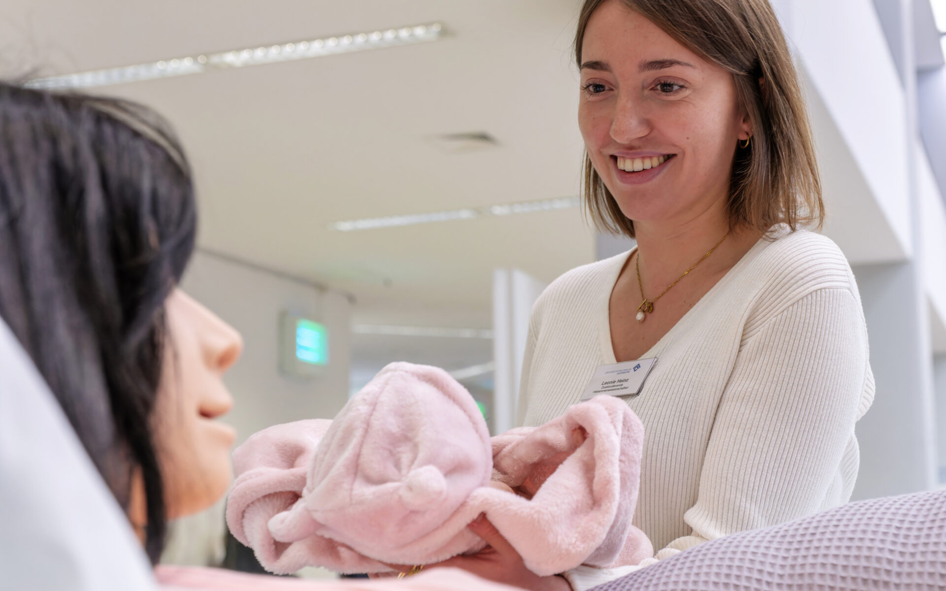 Hebammen-Studentin Leonie Heinz übt an einem Schwangeren-Modell.