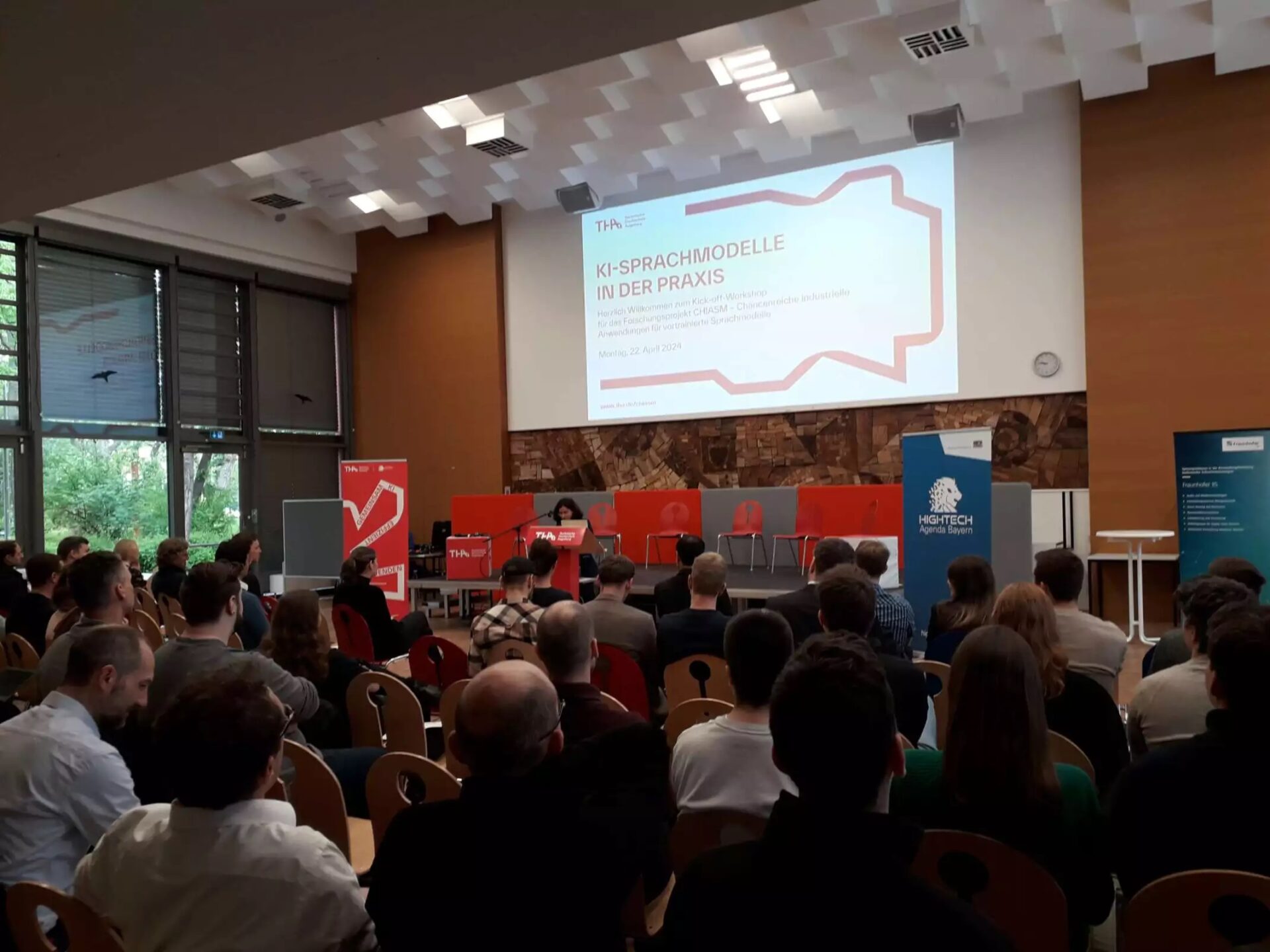 Prof. Dr. Alessandra Zarcone, Projektleiterin des Forschungsprojekts CHIASM an der Fakultät für Informatik der Technischen Hochschule Augsburg, begrüßt die Teilnehmenden des Kick-off-Workshops am 22.04.2024