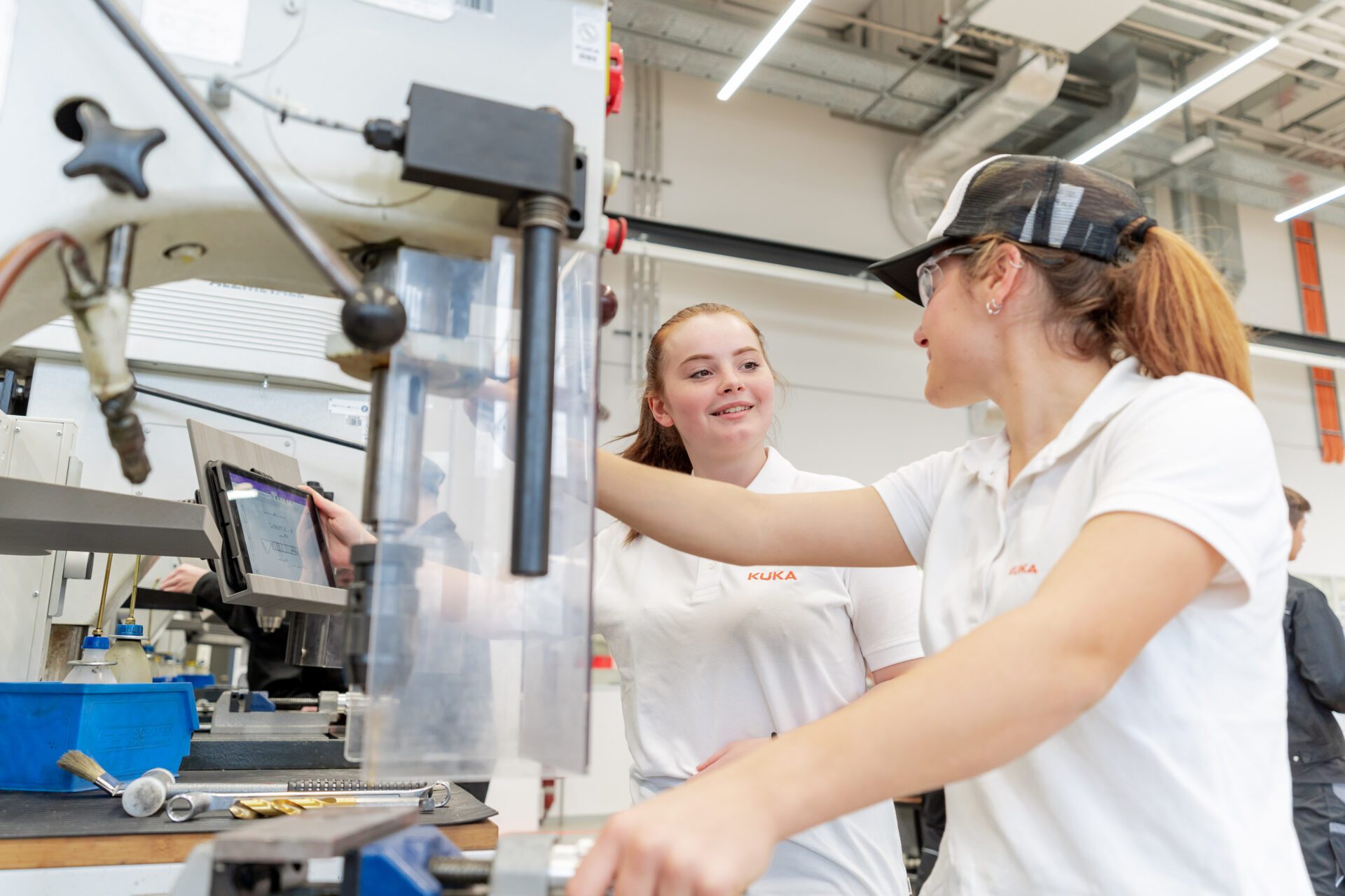 Azubis in der KUKA Azubiwerkstatt